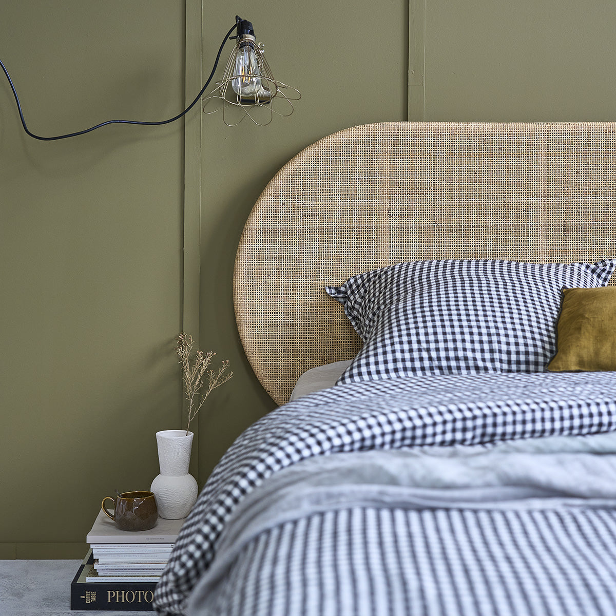 Tête de lit en rotin et linge de lit en lin lavé : le match parfait