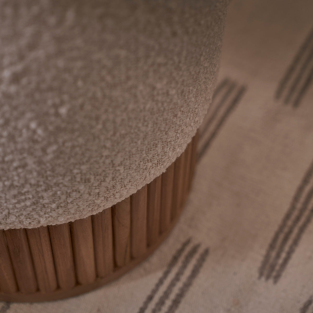 SERENE - Puf de teca maciza y tejido bouclette blanco Ø38 cm