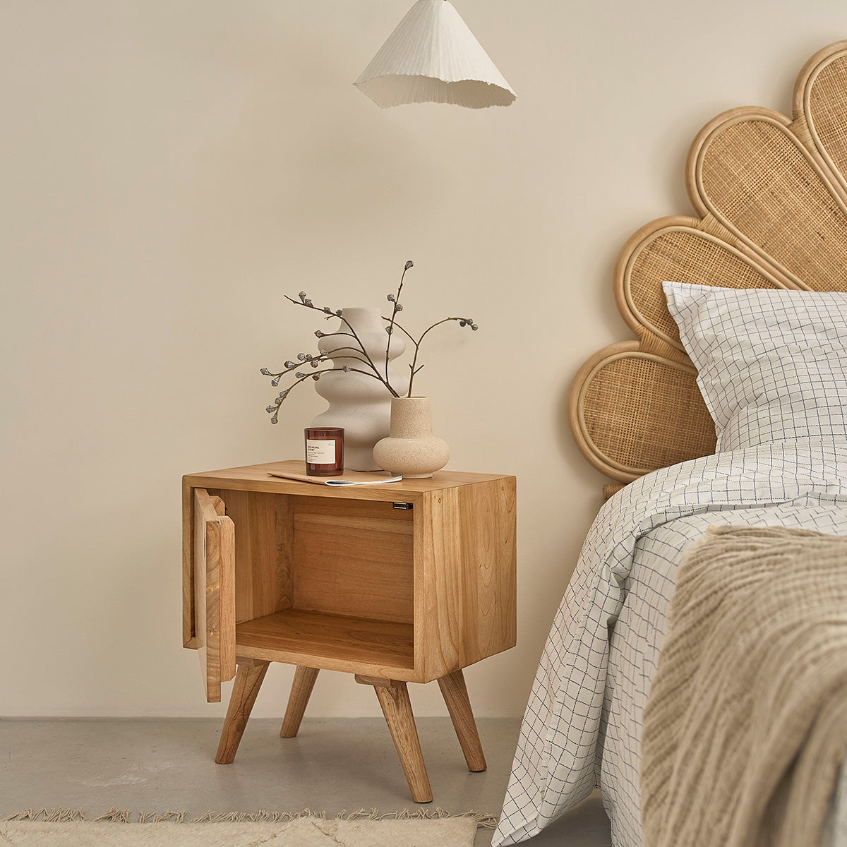 SACHA - Mesita de noche de mindi macizo 50 cm