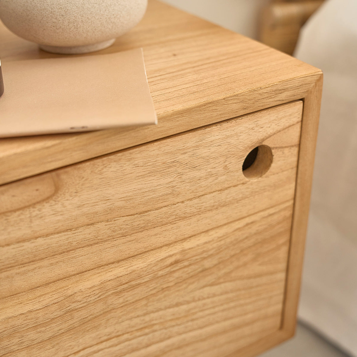 SACHA - Mesita de noche de mindi macizo 50 cm