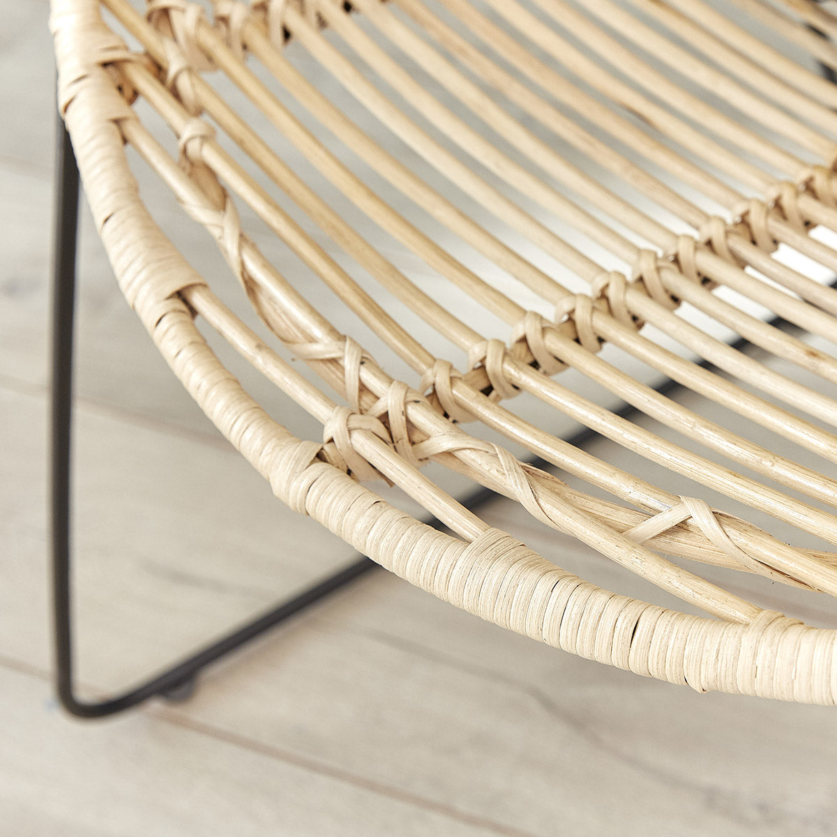 10204B-lot_de_2_chaises_en_rotin_et_metal-03.jpg