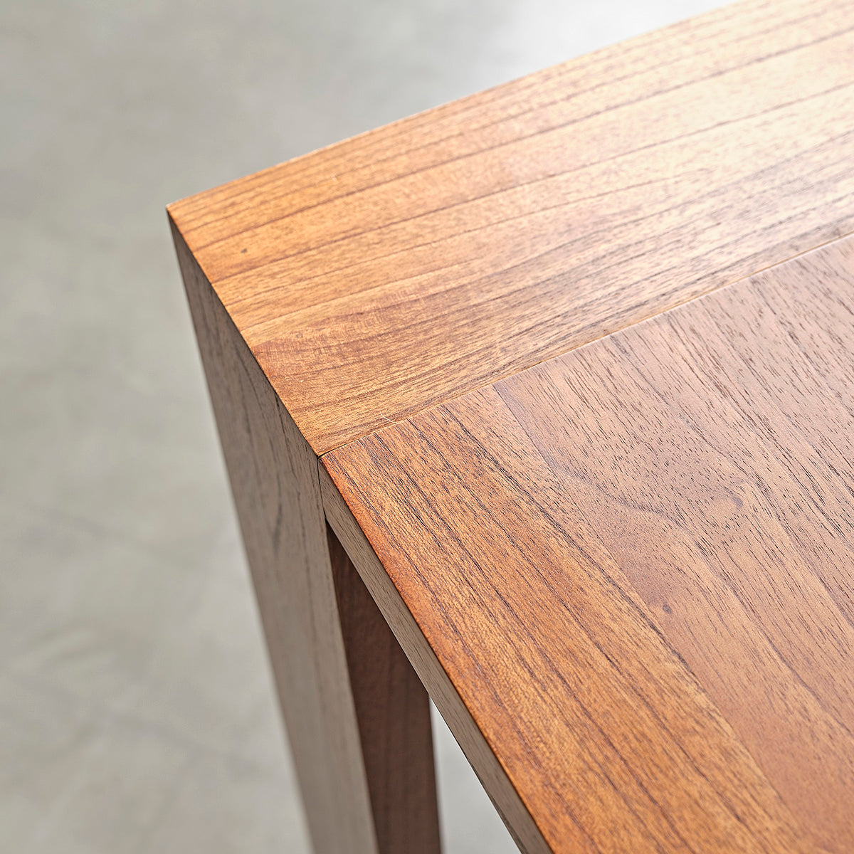 MILO - Mesa de mindi acabado nogal 8 pers.