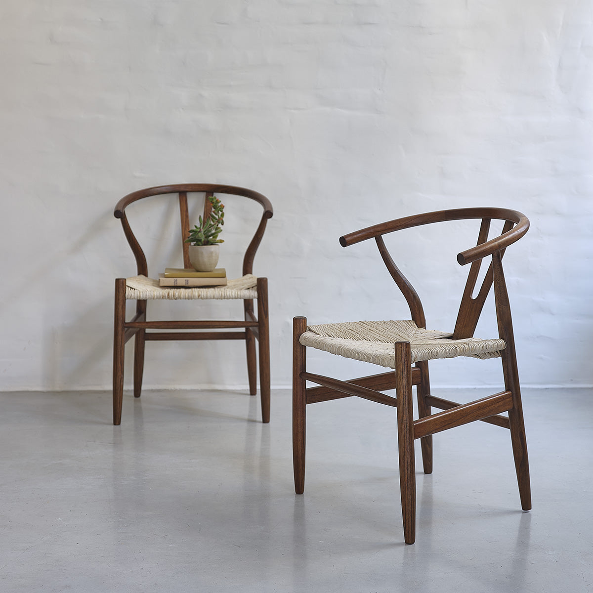 CAMILLE - Lote de 2 sillas de mindi macizo acabado nogal y cuerda natural