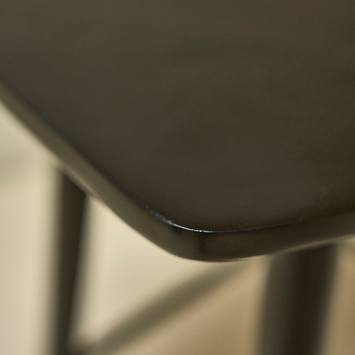 AMBRE - Taburete de teca maciza negra de 65 cm