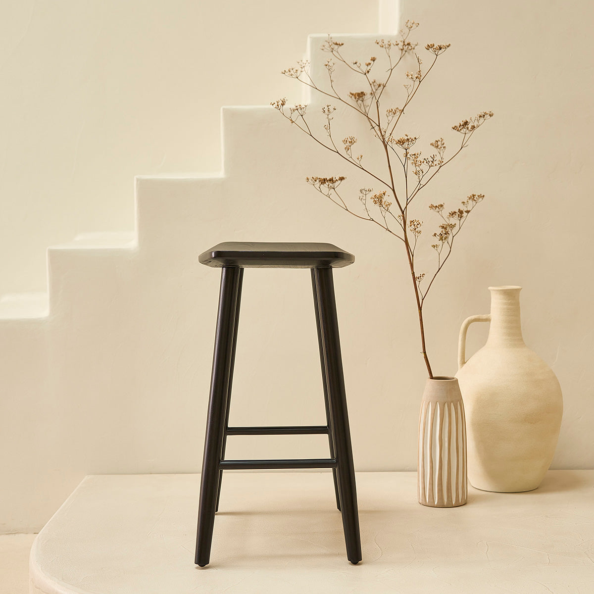 AMBRE - Juego de 2 taburetes de teca maciza negra de 65 cm