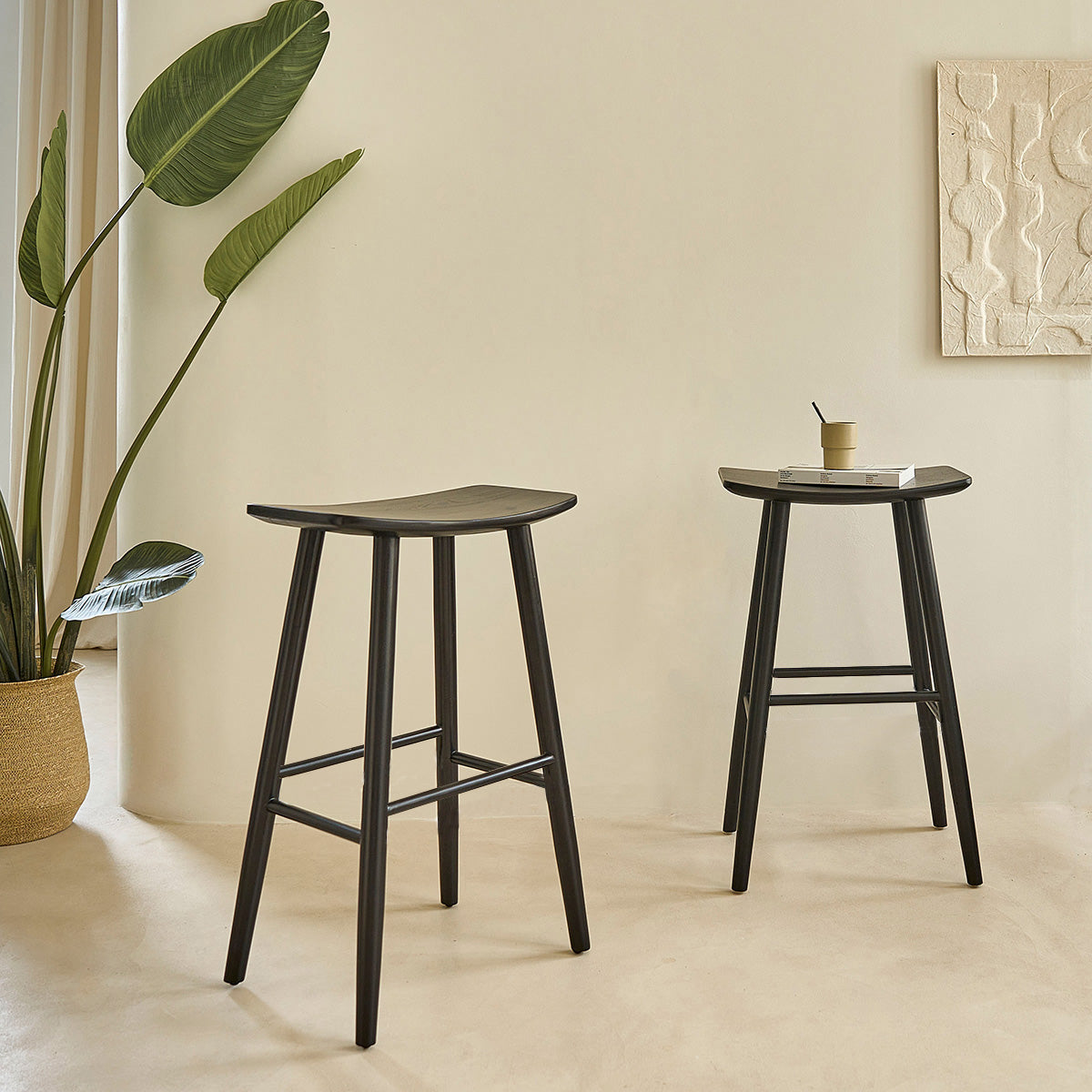 1816B-lot_de_2_tabourets_de_bar_en_teck_massif_noir_75_cm-01.jpg