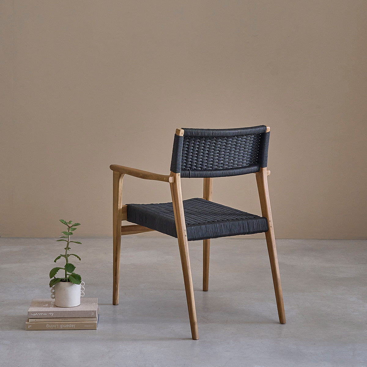 188-fauteuil_en_teck_massif_et_cordage_noir-03.jpg