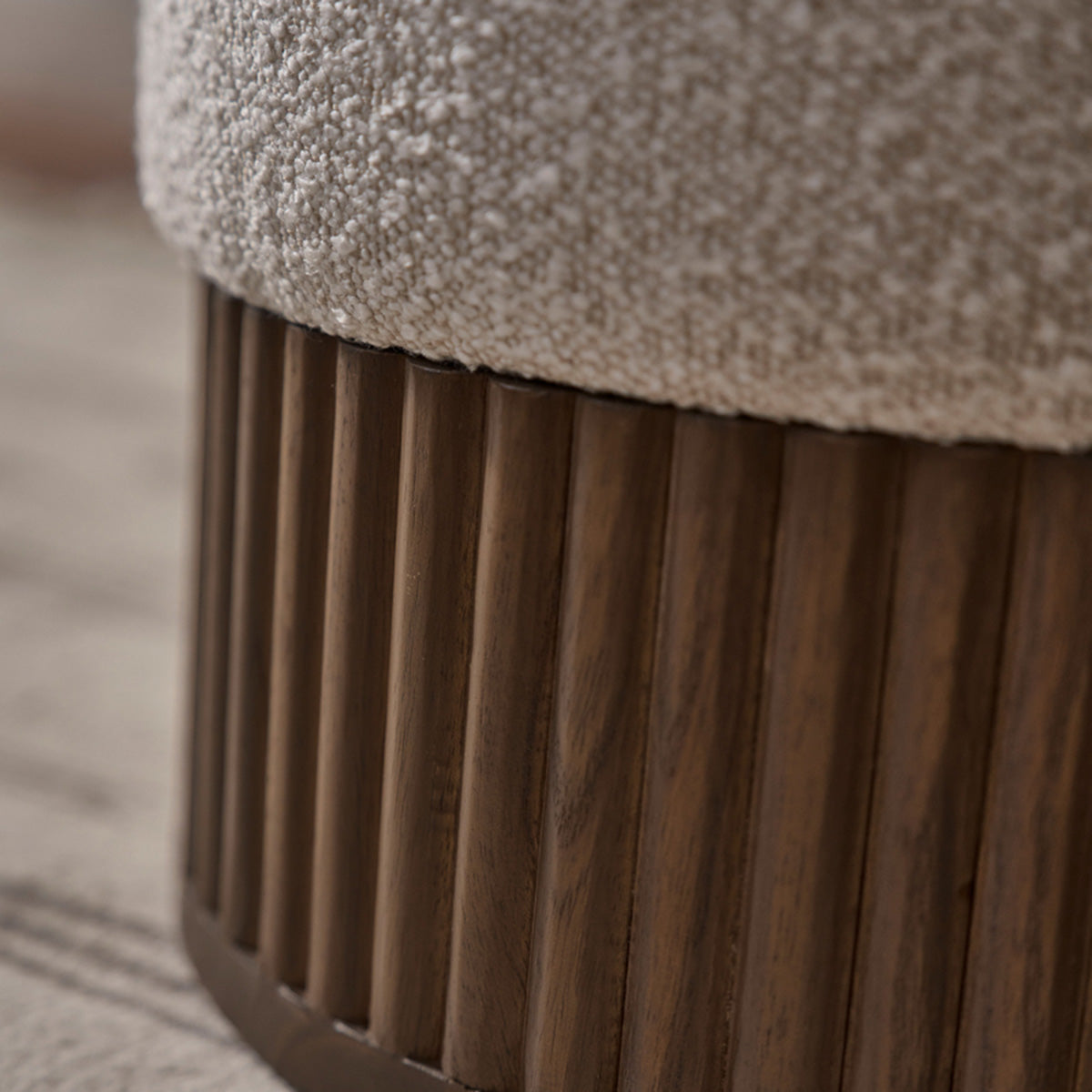 TANE - Puf de mindi macizo y tejido bouclette blanco Ø38 cm