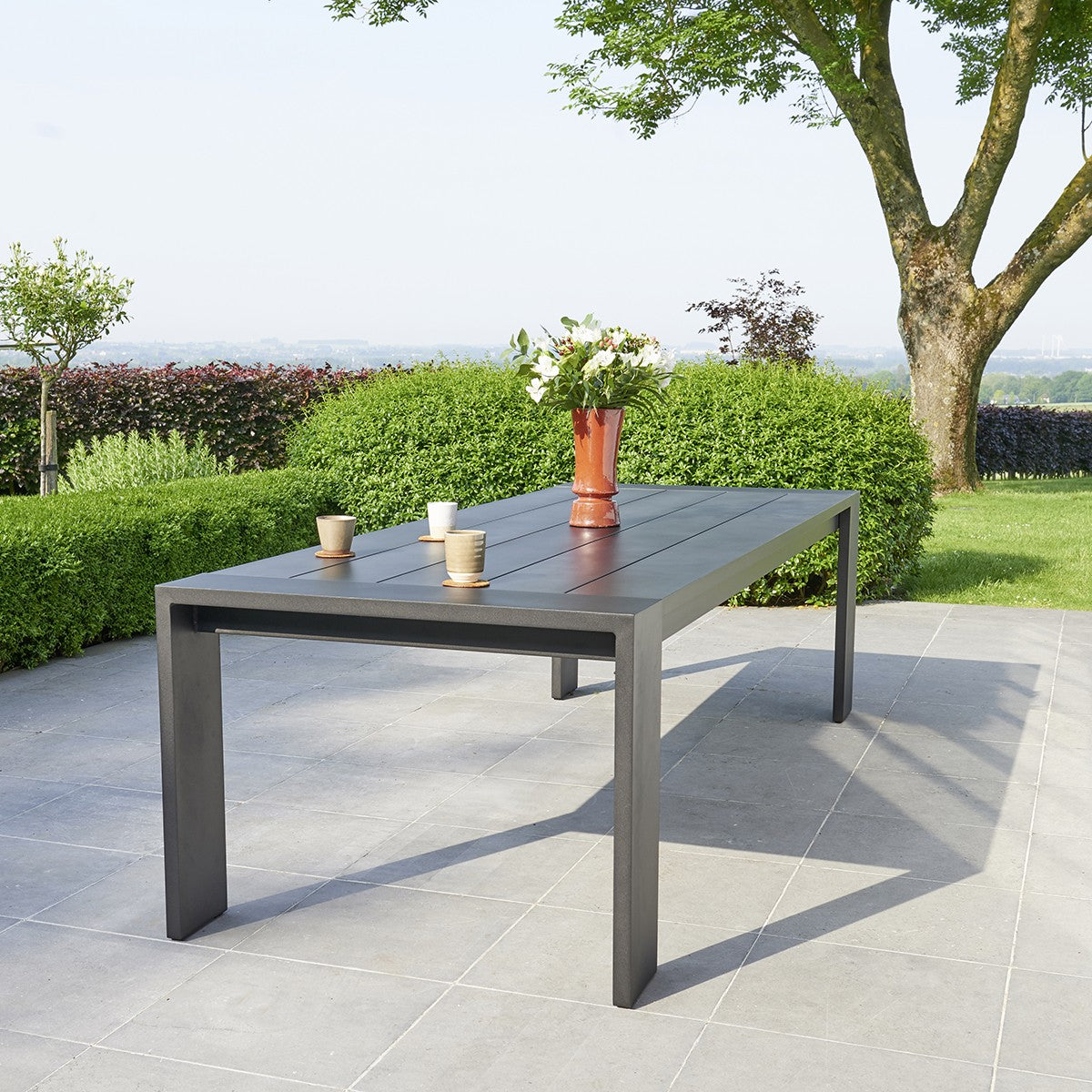 5016-table_de_jardin_en_aluminium_noir_8_pers-01.jpg