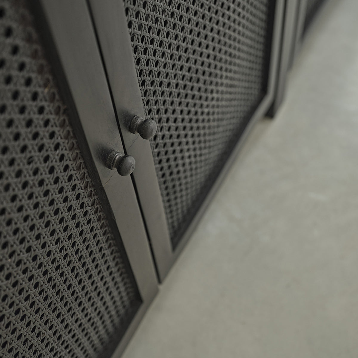 ZULMA - Aparador de mango macizo y rejilla negra de 175 cm