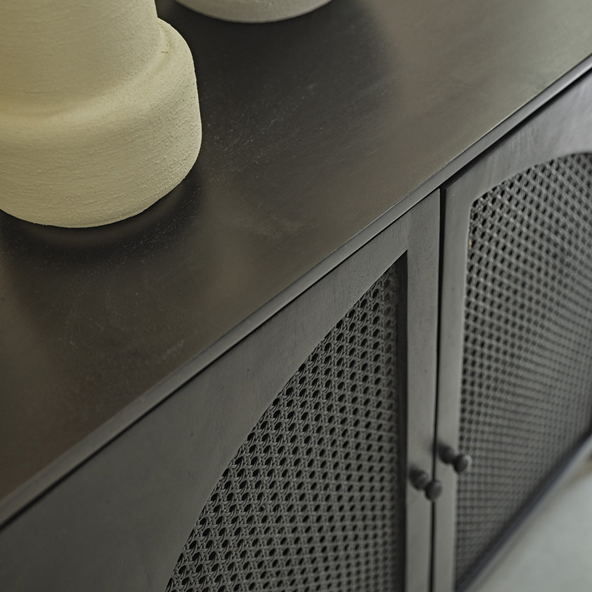 ZULMA - Aparador de mango macizo y rejilla negra de 175 cm