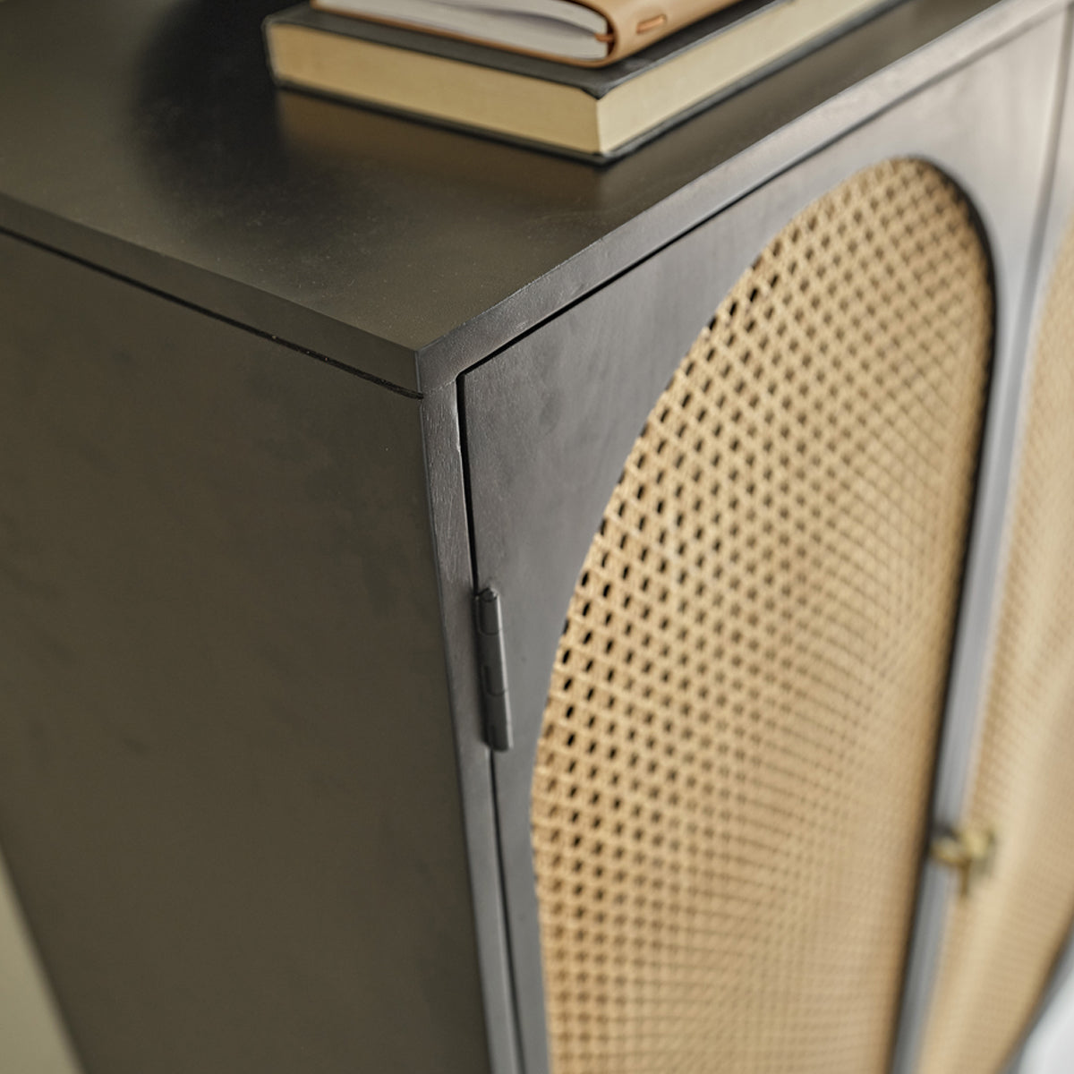 613-armoire_en_manguier_massif_et_cannage_90_cm-06.jpg