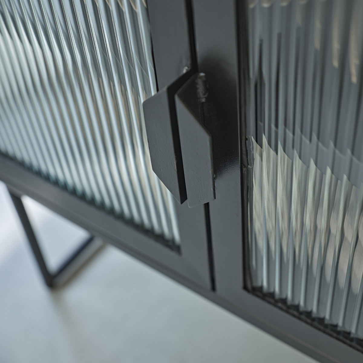 OCTAV - Aparador de metal y cristal acanalado de 120 cm