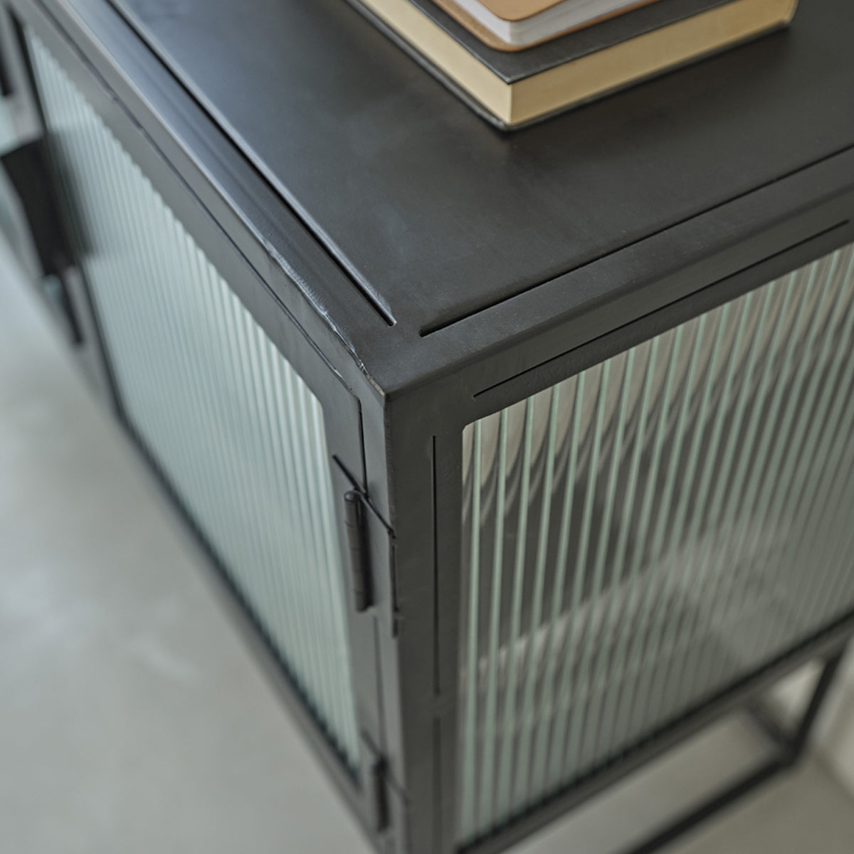 OCTAV - Aparador de metal y cristal acanalado de 120 cm