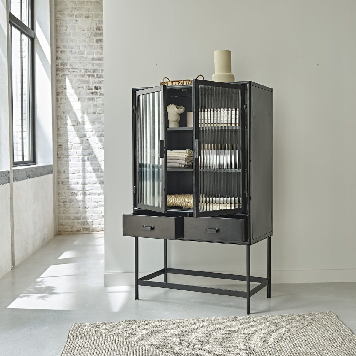 OCTAV - Vitrina de metal y cristal acanalado de 90 cm