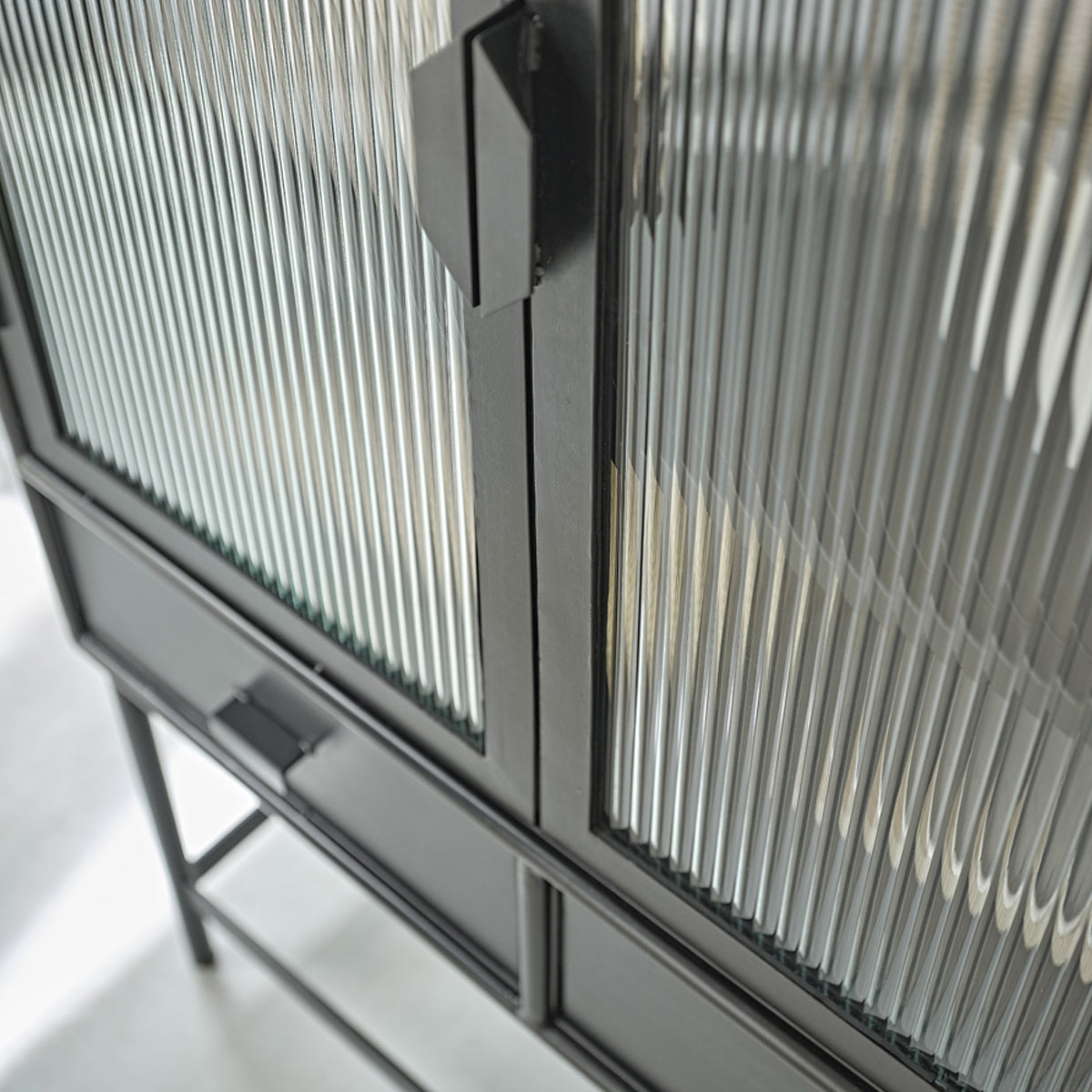 OCTAV - Vitrina de metal y cristal acanalado de 90 cm