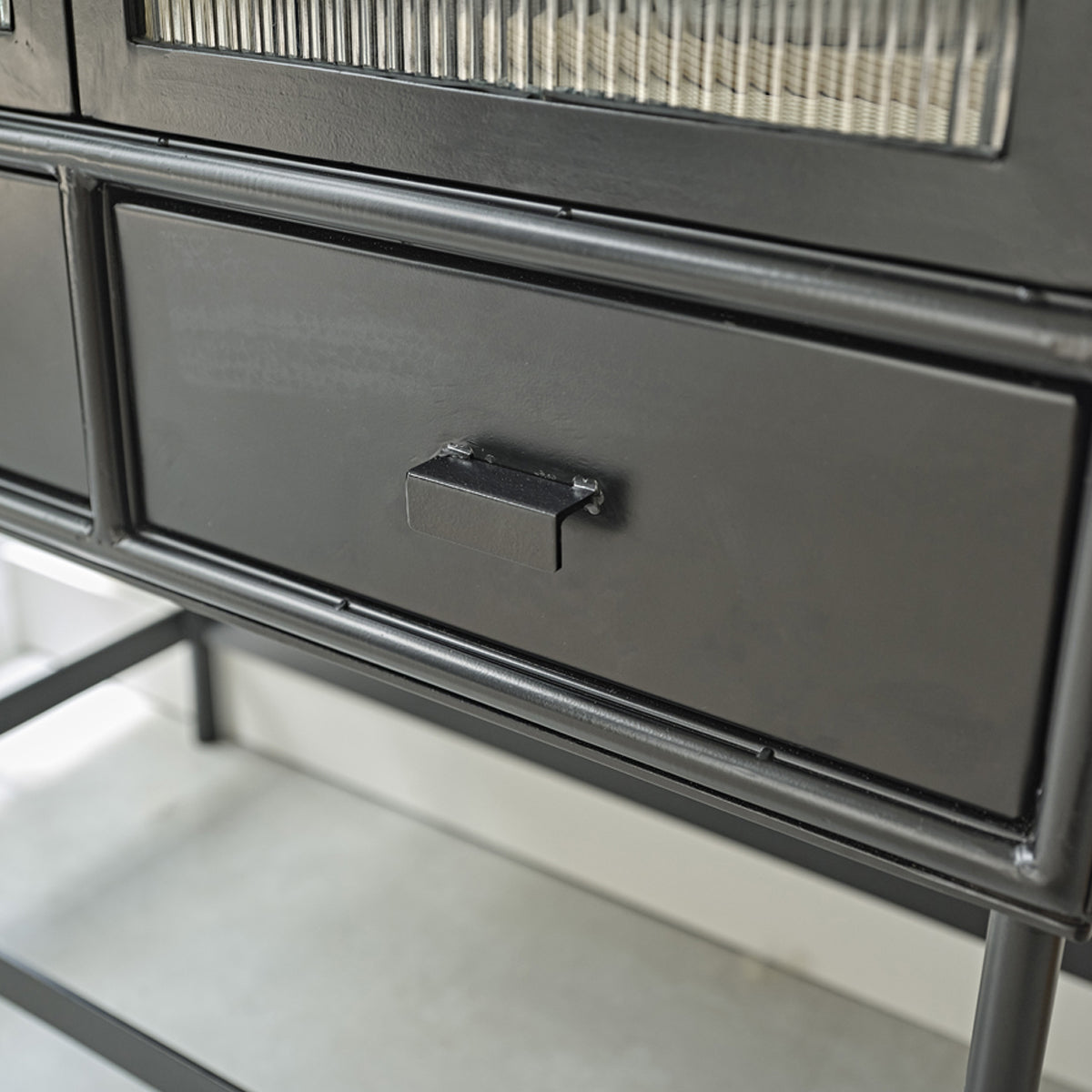 OCTAV - Vitrina de metal y cristal acanalado de 90 cm