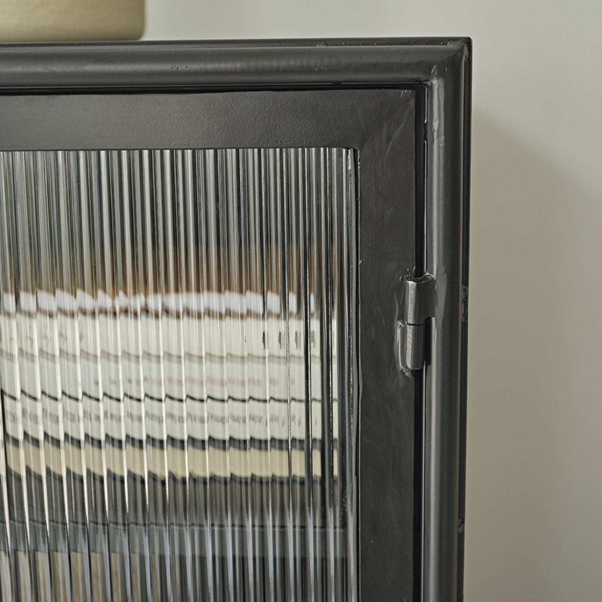 OCTAV - Vitrina de metal y cristal acanalado de 90 cm