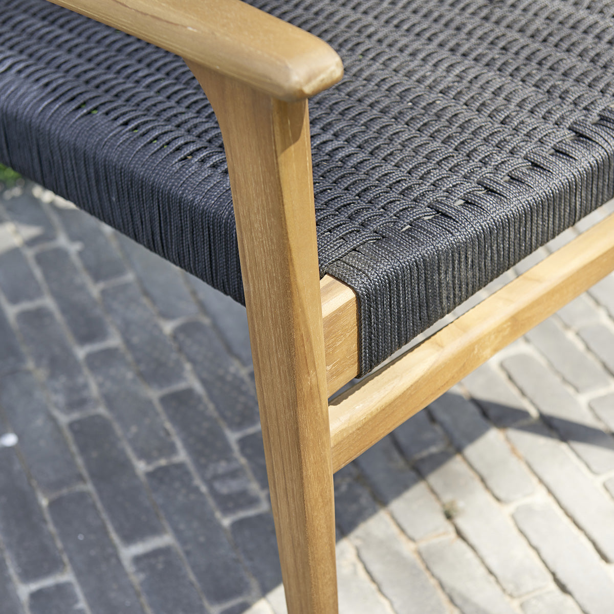 8-fauteuil_de_jardin_en_teck_massif_et_cordage_noir-04.jpg