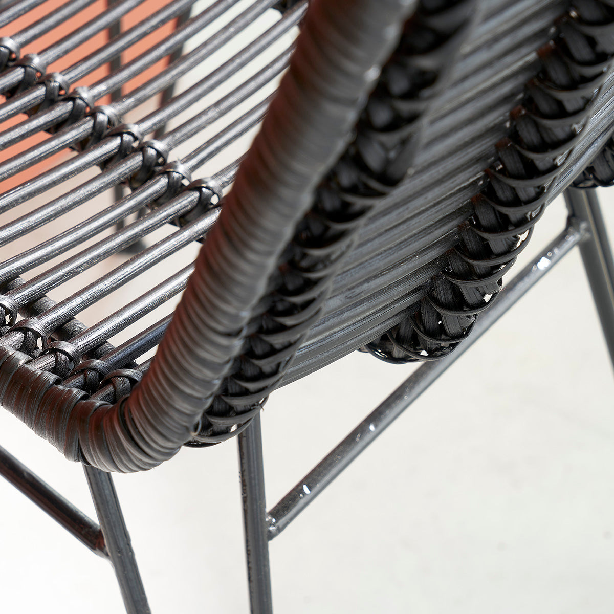 1072B-lot_de_2_chaises_en_rotin_et_metal_noires-03.jpg