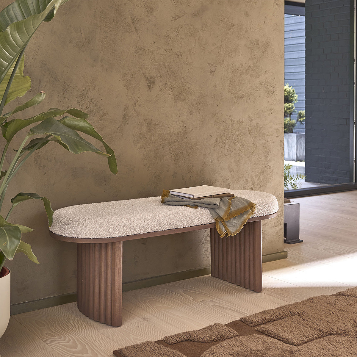 MARLOW - Banco de mindi macizo acabado nogal con tela bouclette 120 cm