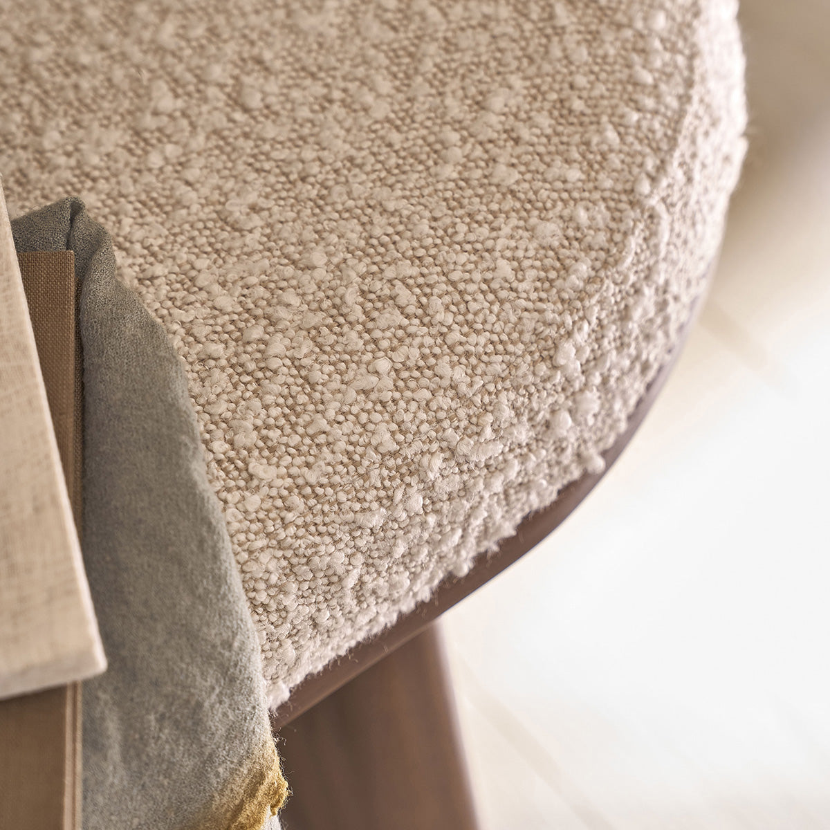 MARLOW - Banco de mindi macizo acabado nogal con tela bouclette 120 cm