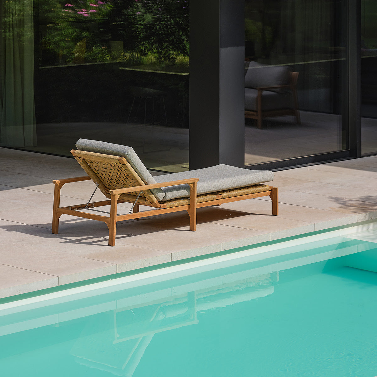 BSS0002-bain_de_soleil_inclinable_en_teck_massif_avec_coussins_gris_chine-01.jpg