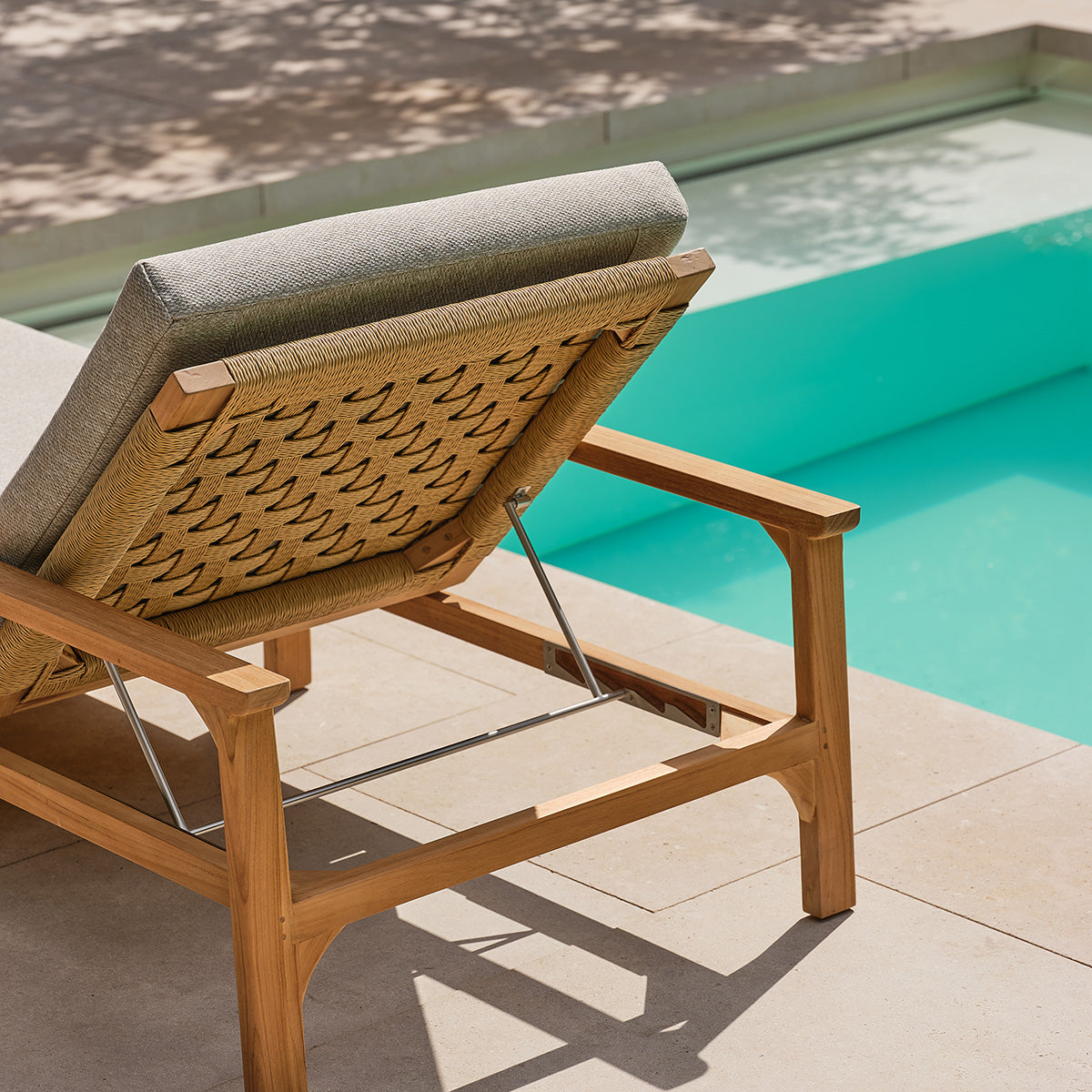 BSS0002-bain_de_soleil_inclinable_en_teck_massif_avec_coussins_gris_chine-04.jpg