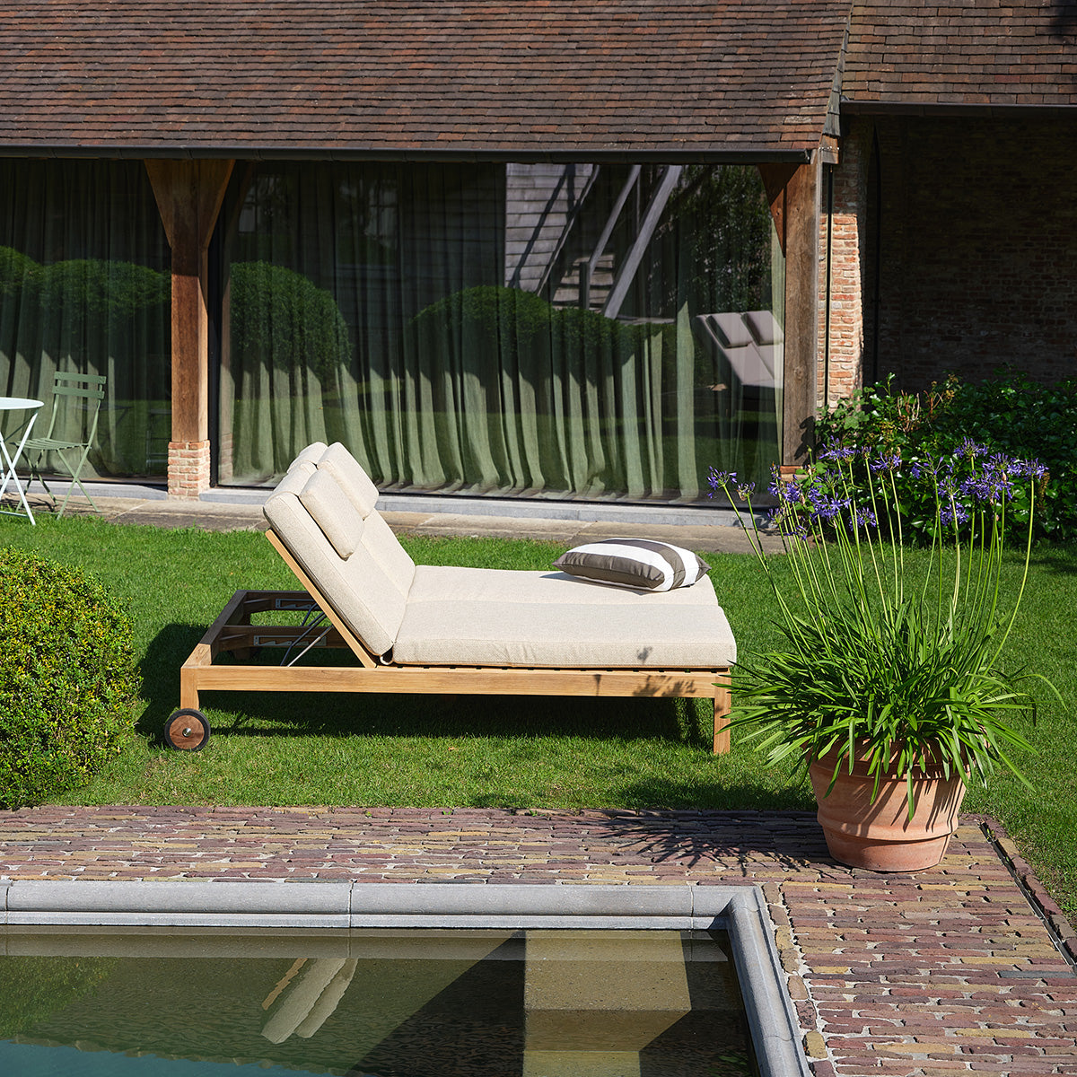 BSS0005-bain_de_soleil_double_inclinable_en_teck_massif_avec_coussins_beige_chine-03.jpg
