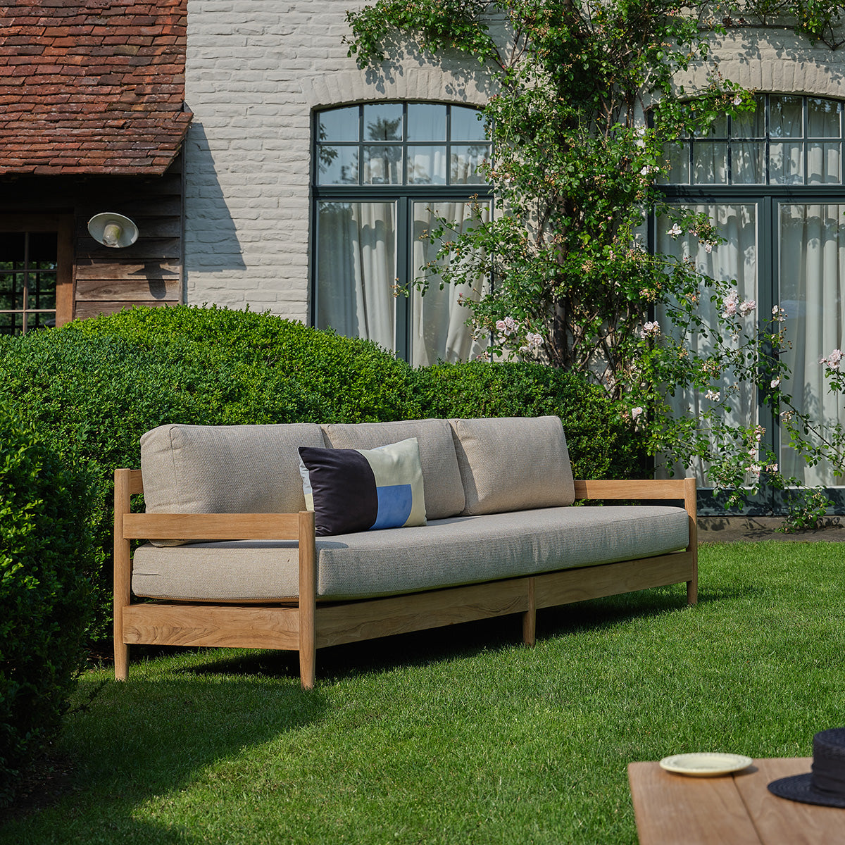 CAJ0003-canape_de_jardin_bas_en_teck_massif_avec_coussins_beige_chine_4_pers-03.jpg