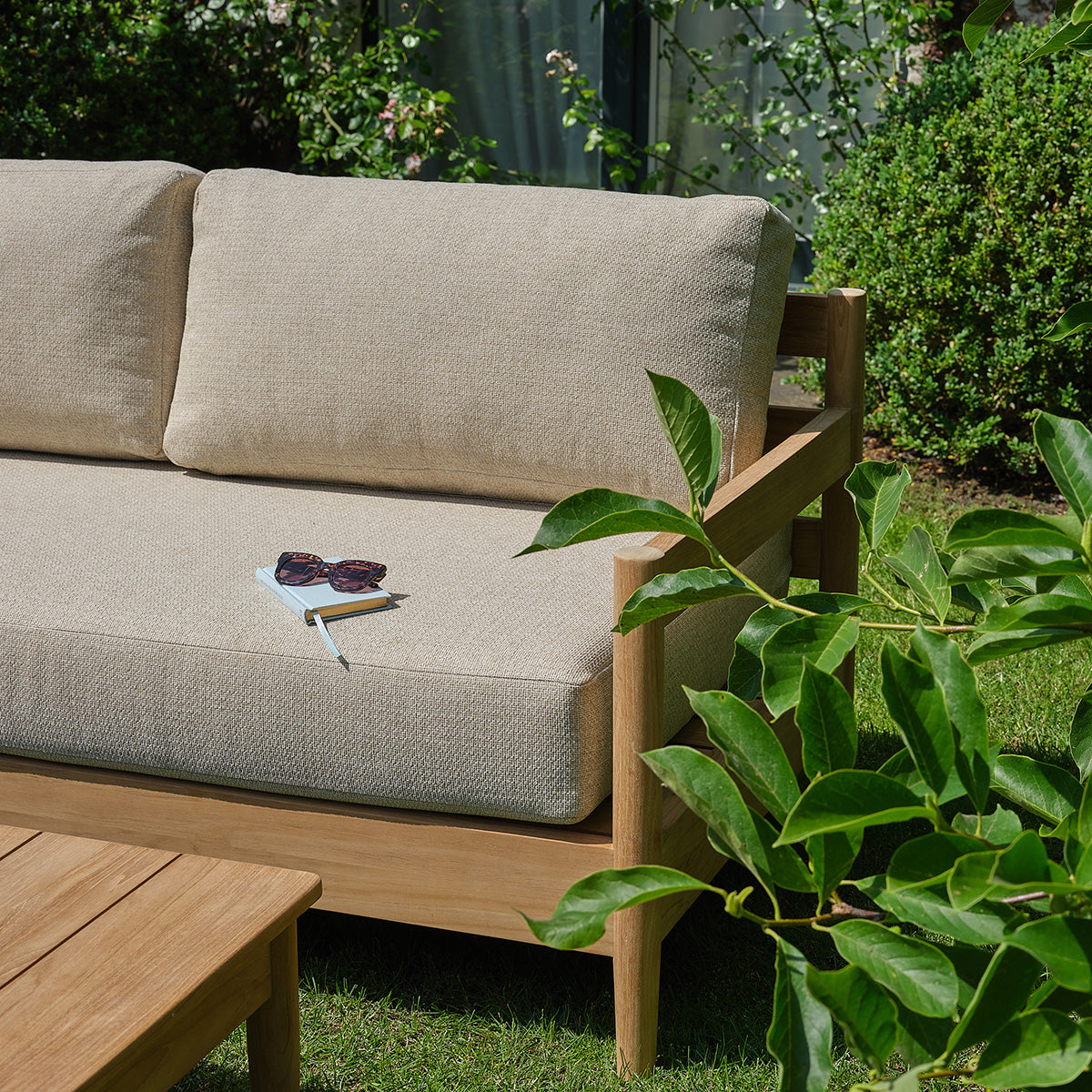 CAJ0003-canape_de_jardin_bas_en_teck_massif_avec_coussins_beige_chine_4_pers-07.jpg