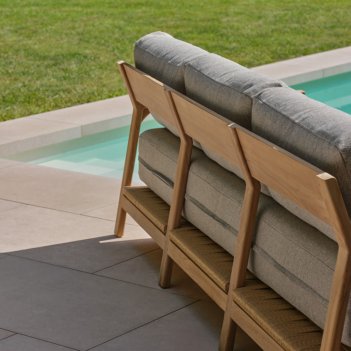 CAJ0005-canape_de_jardin_en_teck_massif_avec_coussins_gris_chine_3_pers-05.jpg