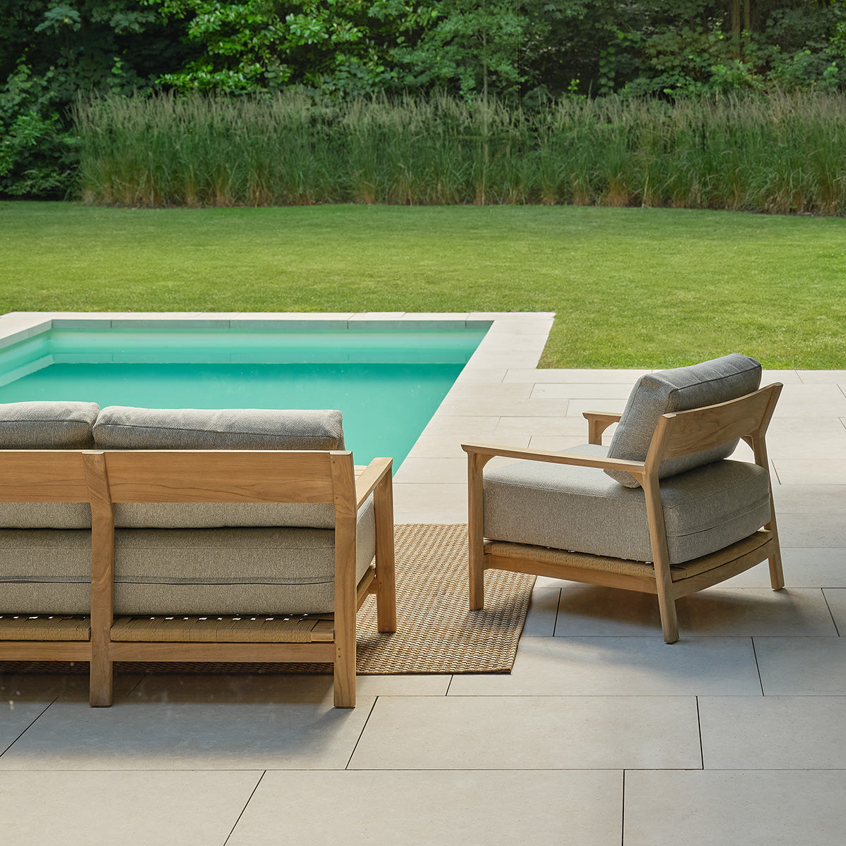 CAJ0005-canape_de_jardin_en_teck_massif_avec_coussins_gris_chine_3_pers-09.jpg