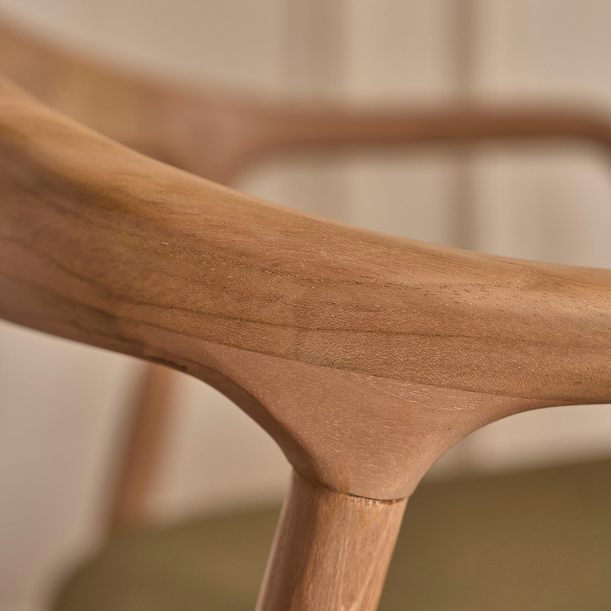 AMBRE - Silla de teca maciza con asiento de terciopelo acanalado caqui