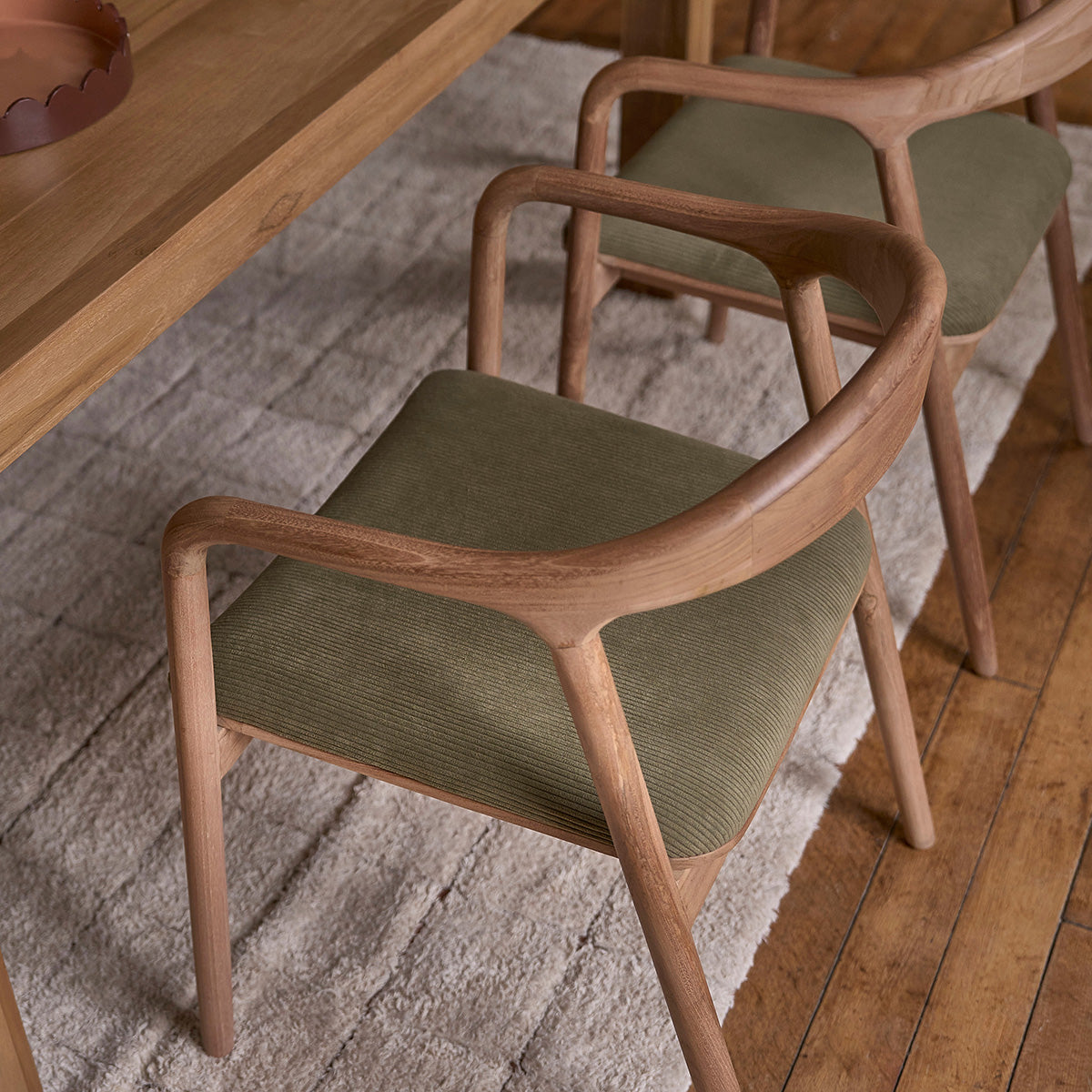 AMBRE - Silla de teca maciza con asiento de terciopelo acanalado caqui