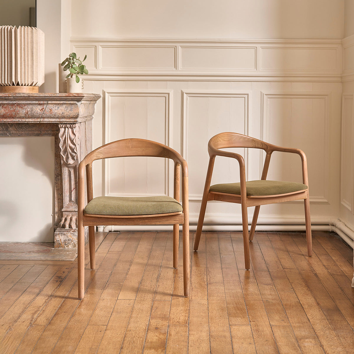 CHA0002-lot_de_2_chaises_en_teck_massif_assise_velours_cotele_kaki-01.jpg