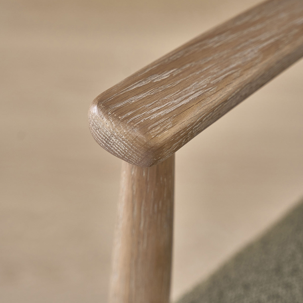 LUISA - Silla de roble y tela bouclette caqui