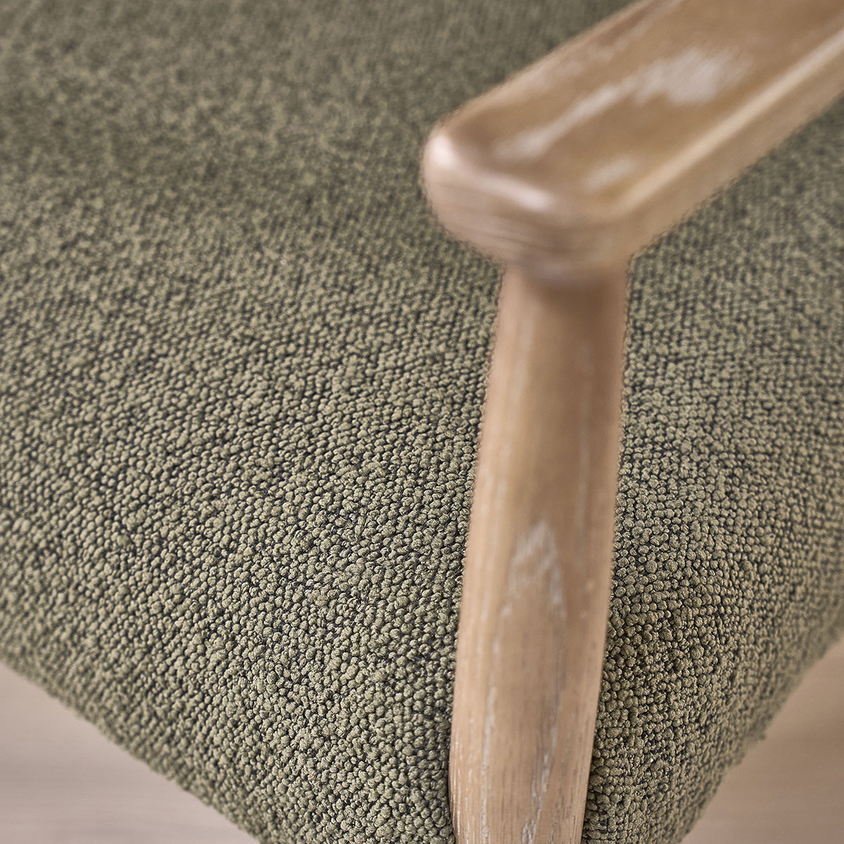 LUISA - Silla de roble y tela bouclette caqui