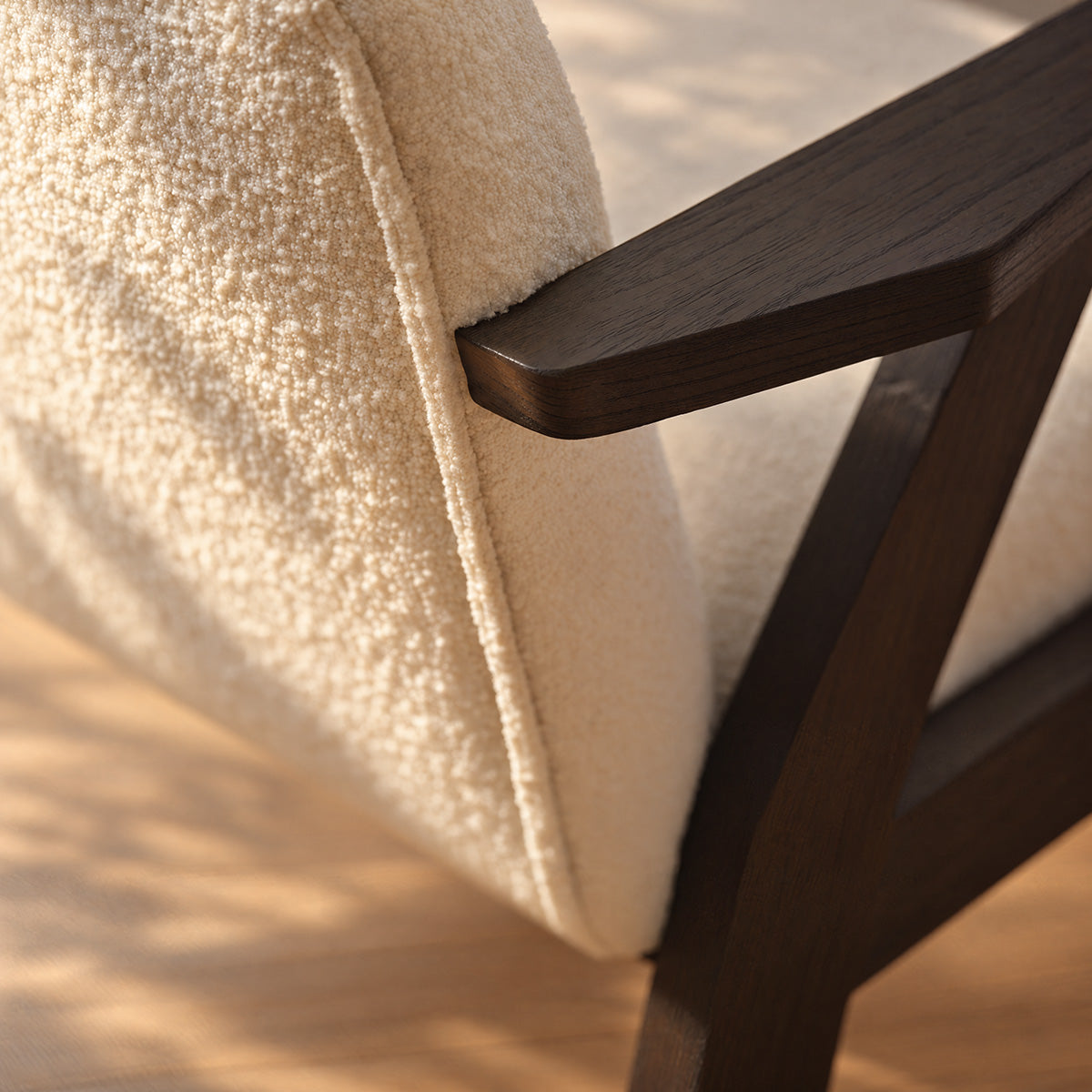 CHA0027-lot_de_2_chaises_en_mindi_massif_noir_et_tissu_bouclette_creme-05.jpg