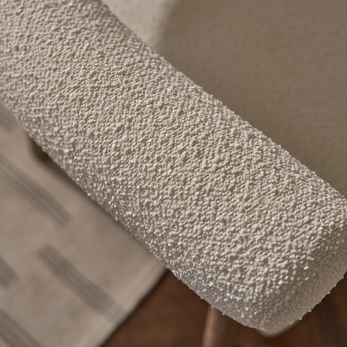 FAU0004-fauteuil_rond_en_chene_massif_et_tissu_bouclette_ecrue-05.jpg