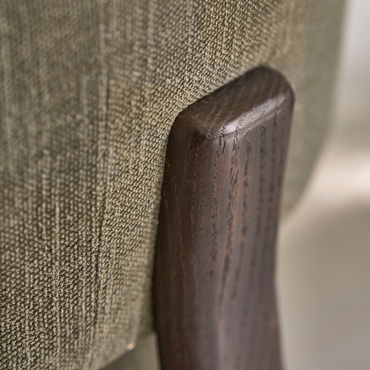 FAU0012-fauteuil_en_bois_massif_finition_noyer_et_tissu_chenille_kaki-07.jpg