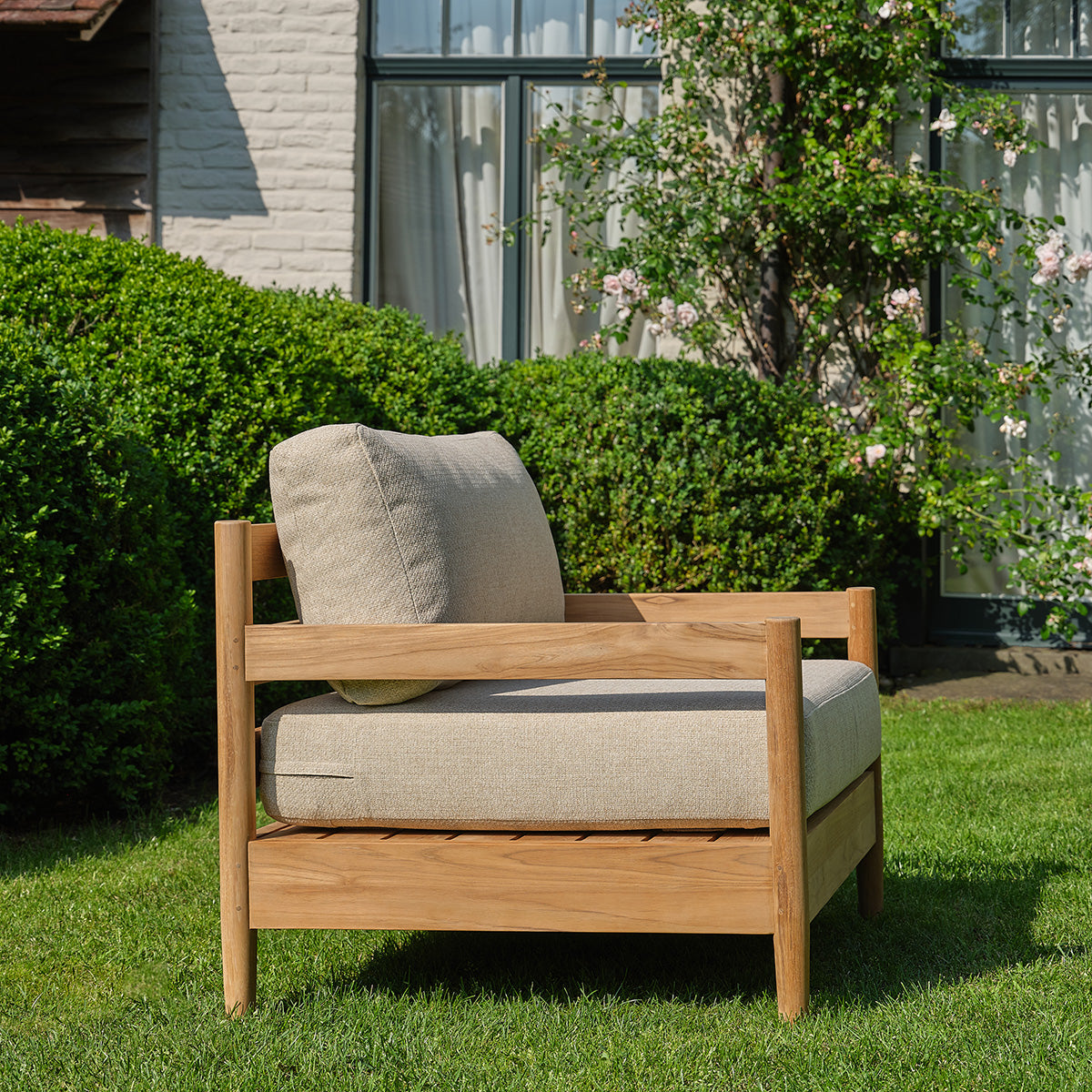 FDJ0009-fauteuil_de_jardin_bas_en_teck_massif_avec_coussins_beige_chine-03.jpg