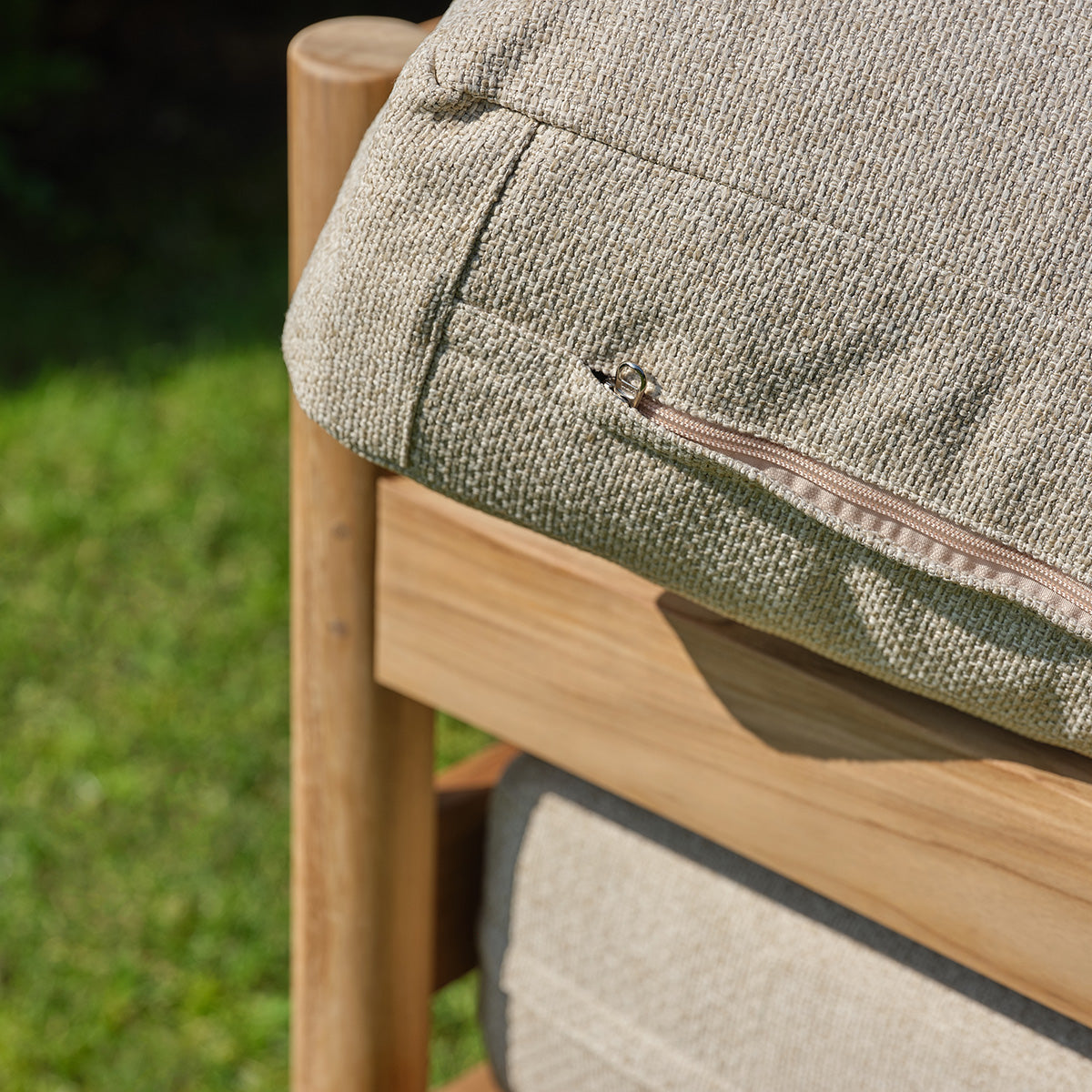 FDJ0009-fauteuil_de_jardin_bas_en_teck_massif_avec_coussins_beige_chine-06.jpg