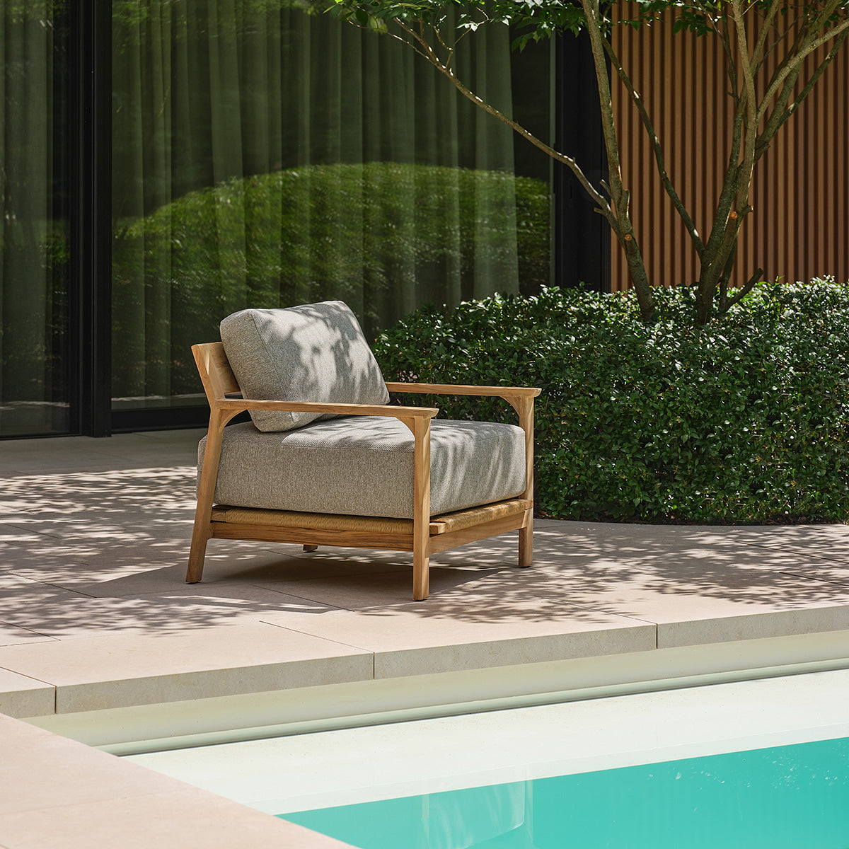 FDJ0010-fauteuil_de_jardin_en_teck_massif_avec_coussins_gris_chine-01.jpg