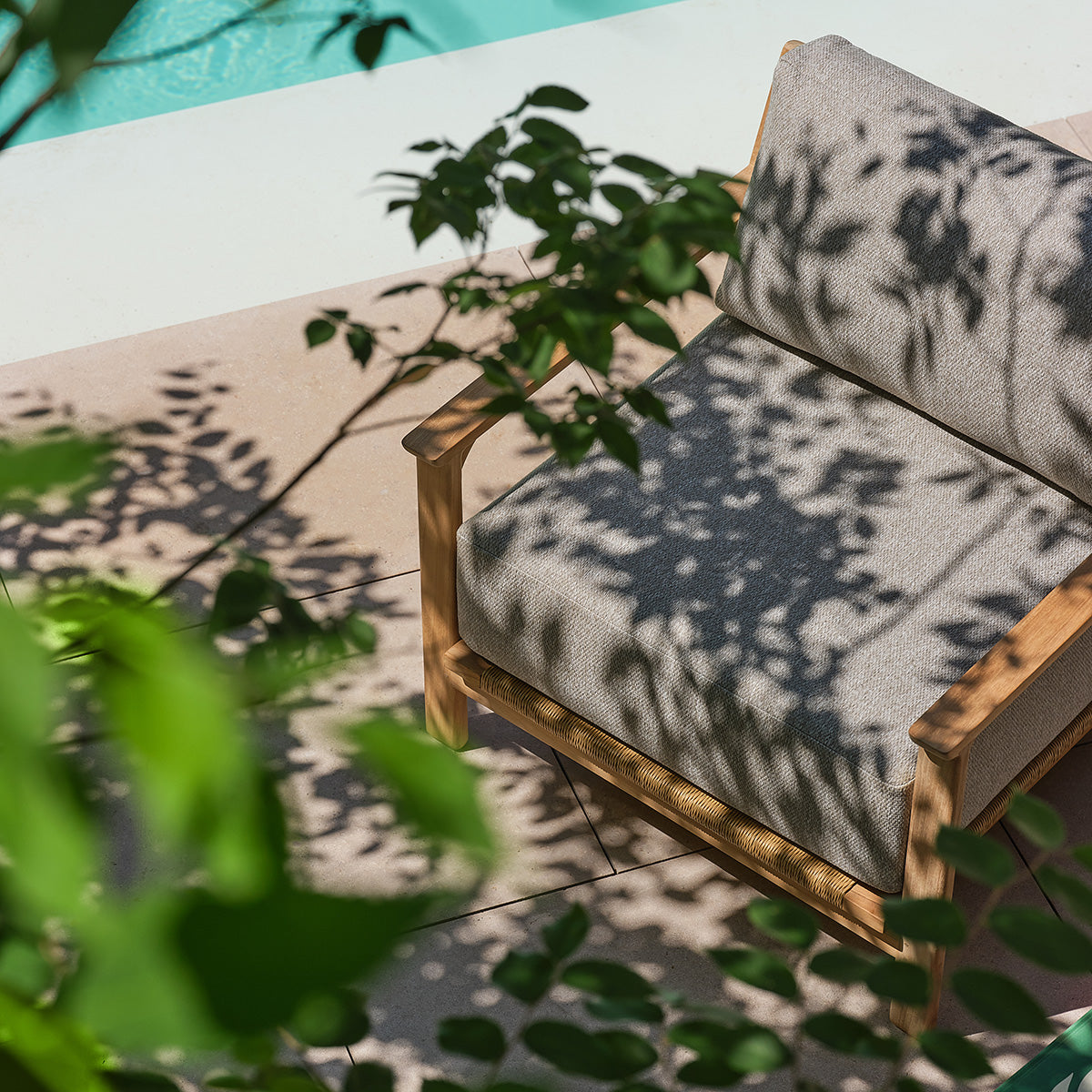 FDJ0010-fauteuil_de_jardin_en_teck_massif_avec_coussins_gris_chine-03.jpg