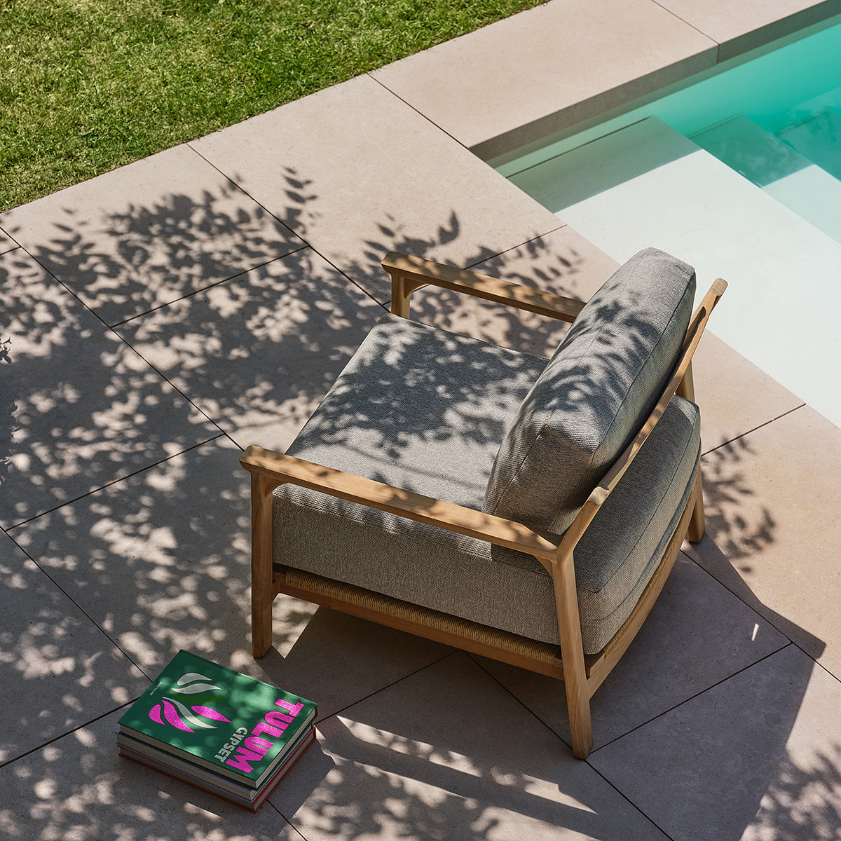 FDJ0010-fauteuil_de_jardin_en_teck_massif_avec_coussins_gris_chine-04.jpg