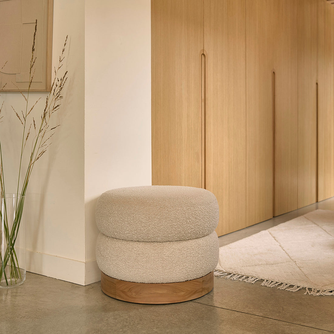 SERENE - Puf de teca maciza y tejido bouclette blanco Ø55 cm