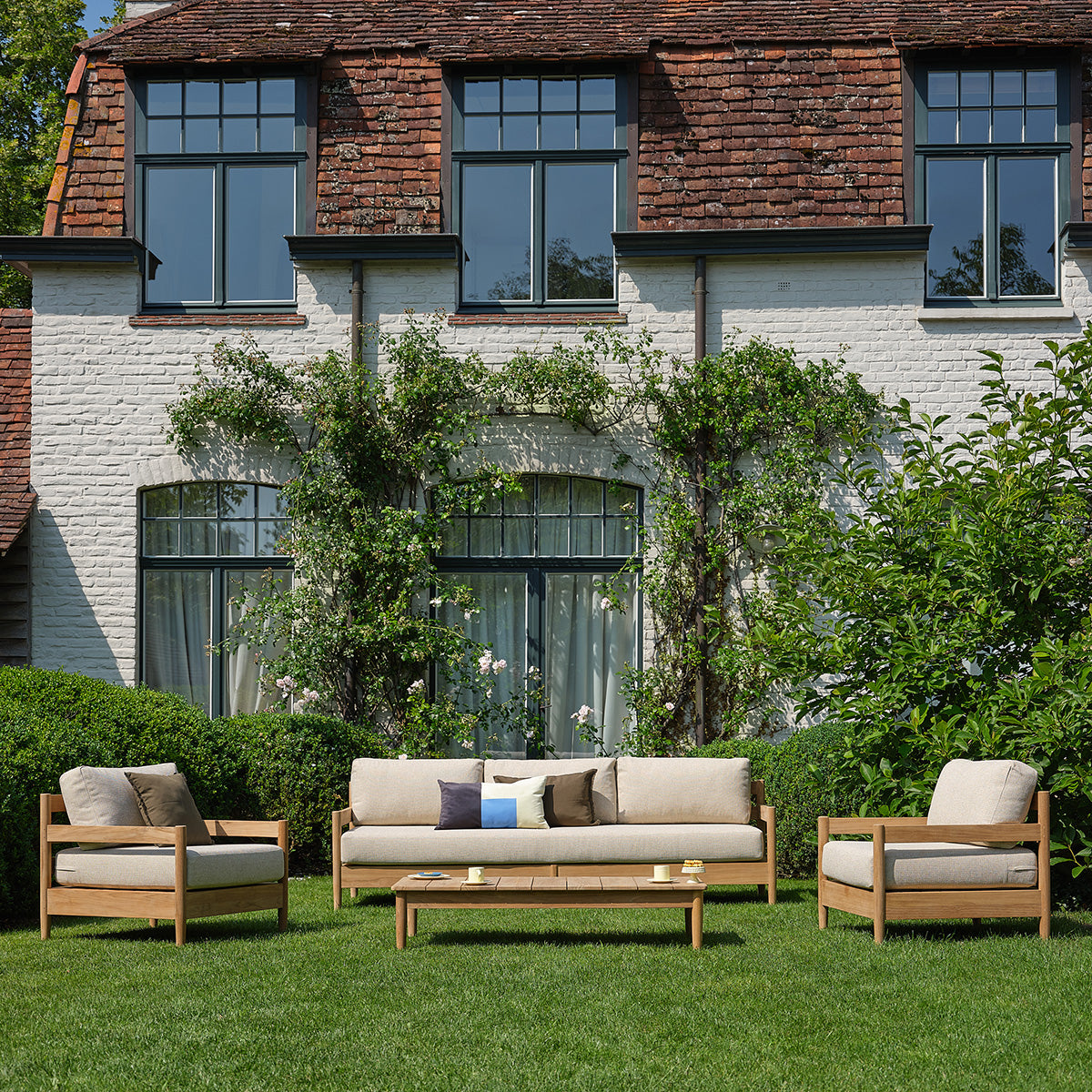 SBJ0003-salon_de_jardin_bas_en_teck_massif_avec_coussins_beige_chine_5_pers-01.jpg