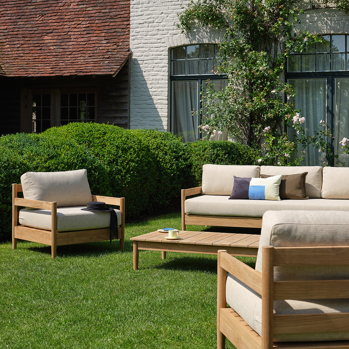SBJ0003-salon_de_jardin_bas_en_teck_massif_avec_coussins_beige_chine_5_pers-03.jpg