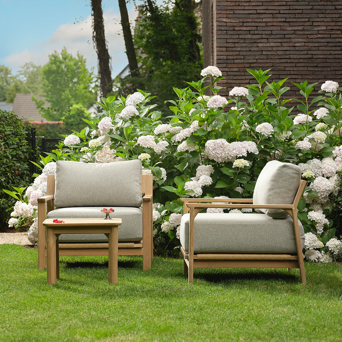 SBJ0007-salon_de_jardin_bas_en_teck_massif_avec_coussins_gris_chine_2_pers-03.jpg